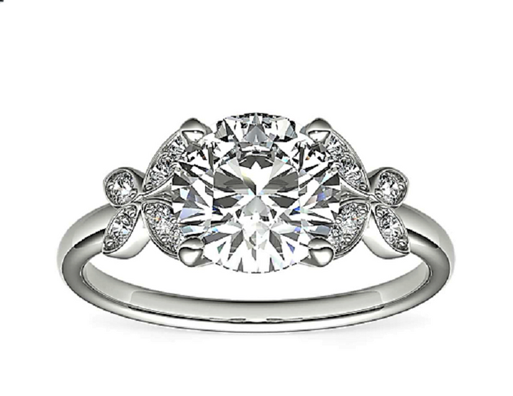 Round cut diamond engagement ring